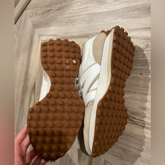 New Balance 327 - Picture 6 of 11